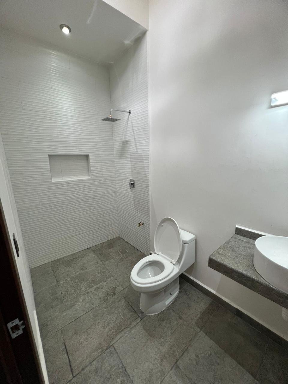 Baño — foto real de una casa terminada del desarrollo (el acabado puede variar del modelo Dalia)