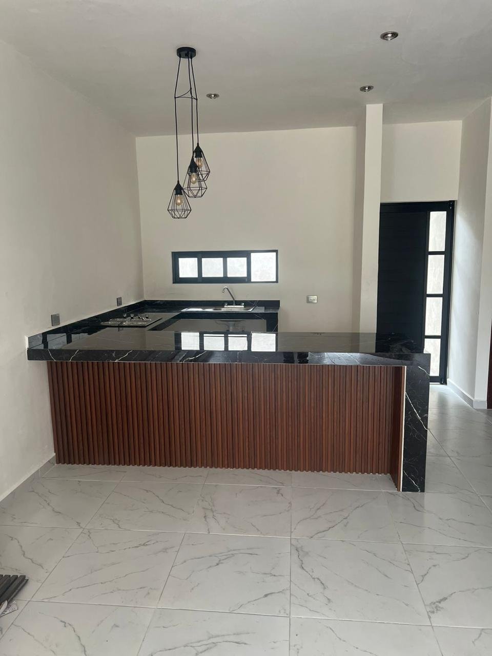 Cocina — foto real de una casa terminada del desarrollo (el acabado puede variar del modelo Dalia)